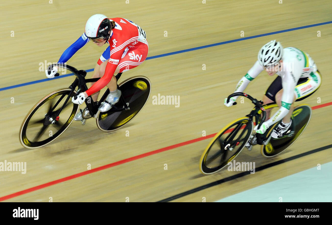 Il Victoria Pendleton della Gran Bretagna (a sinistra) batte il Kaarle McCulloch dell'Australia nella sua gara finale di Sprint durante i Campionati Mondiali di Ciclismo dell'UCI 2009 al velodromo BGZ Arena di Pruszkow, Polonia. Foto Stock