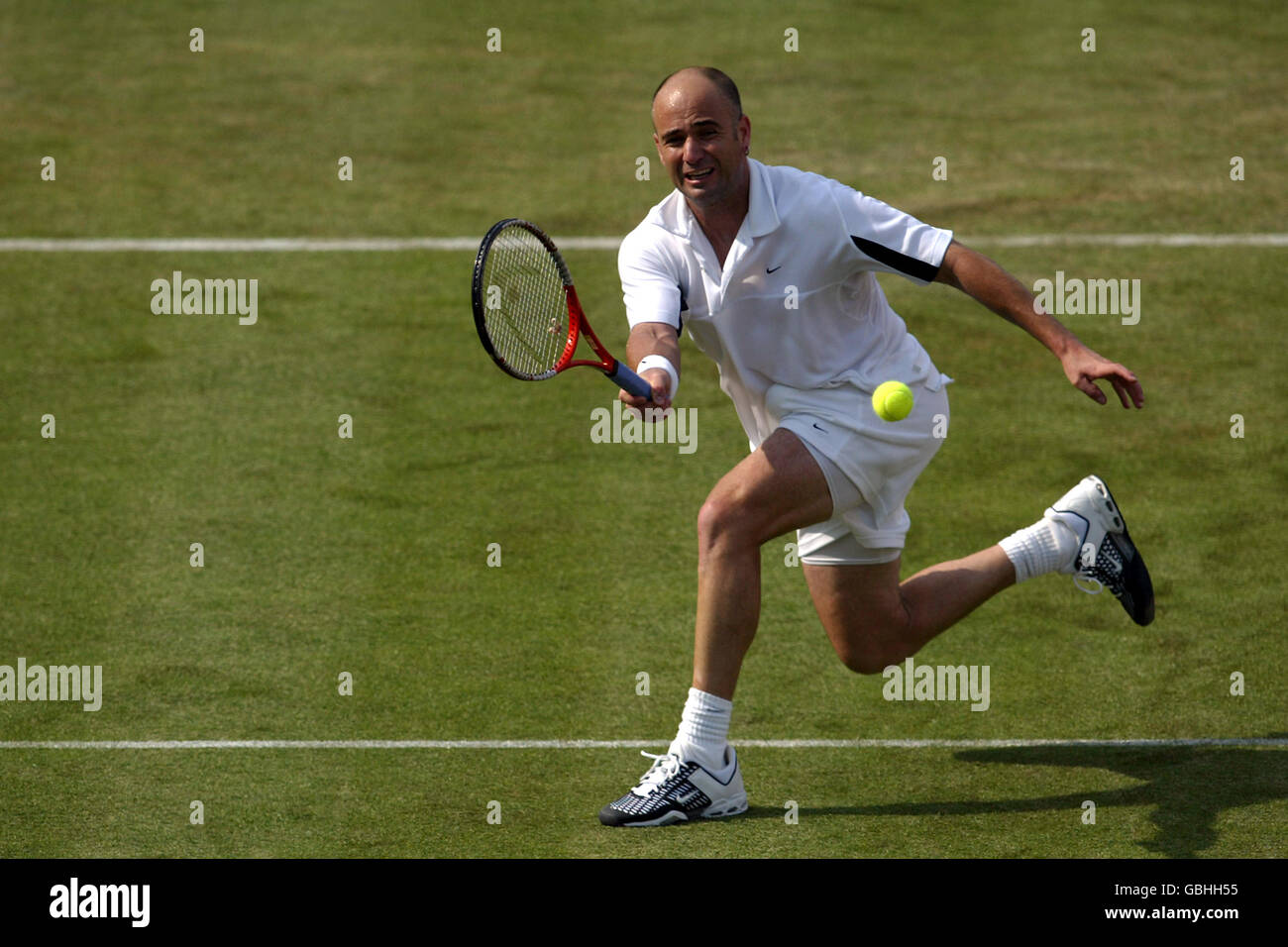 Tennis - Campionato Stella Artois - secondo turno - Igor Andreev v Andre Agassi. Andre Agassi in azione contro Igor Andreev Foto Stock