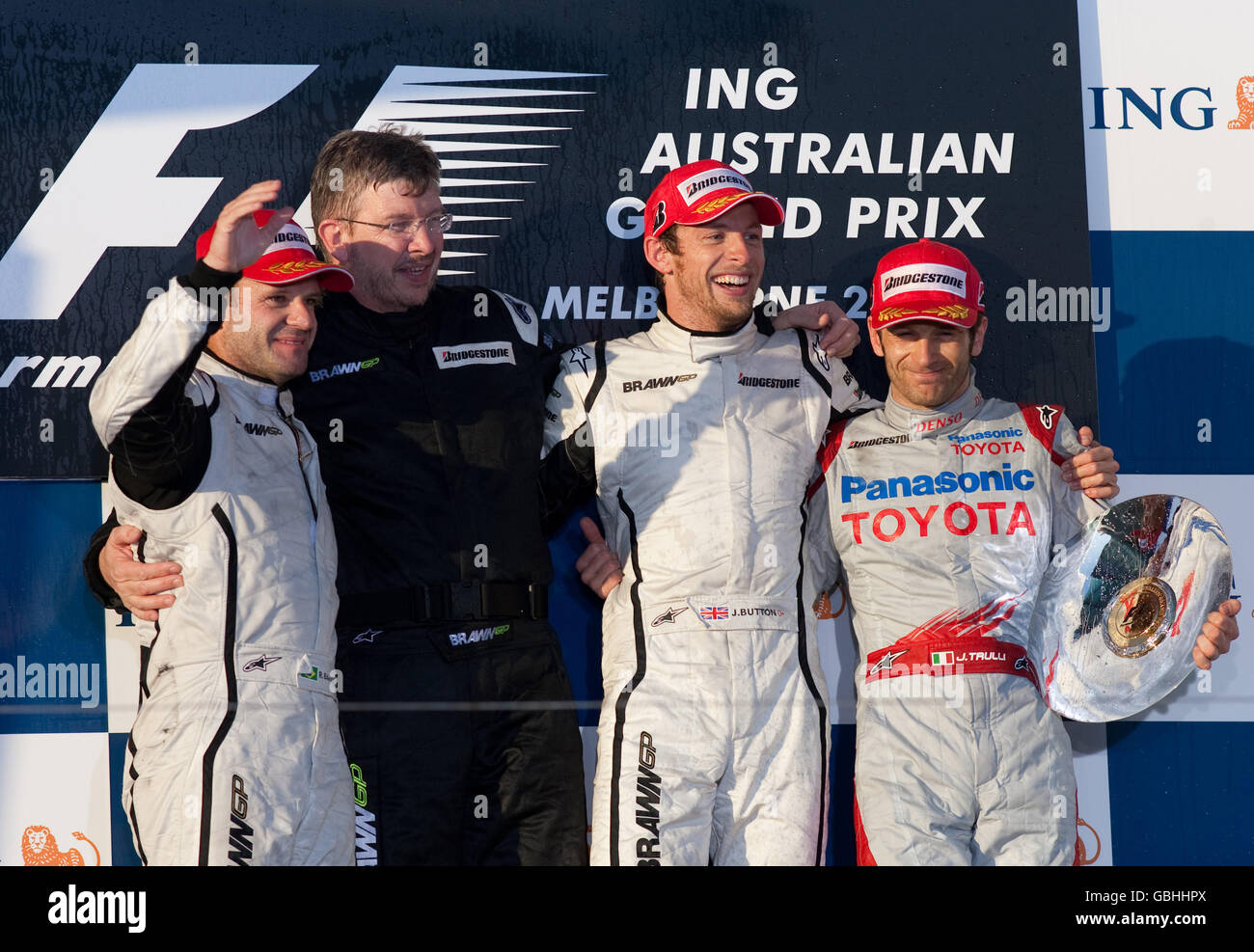 Jenson Button della Brawn GP festeggia la vittoria del Gran Premio d'Australia con Ross Brawn, Rubens Barrichello della Brawn GP che ha concluso secondo e Jarno Trulli della Toyota che ha concluso terzo durante il Gran Premio d'Australia ad Albert Park, Melbourne, Australia. Foto Stock