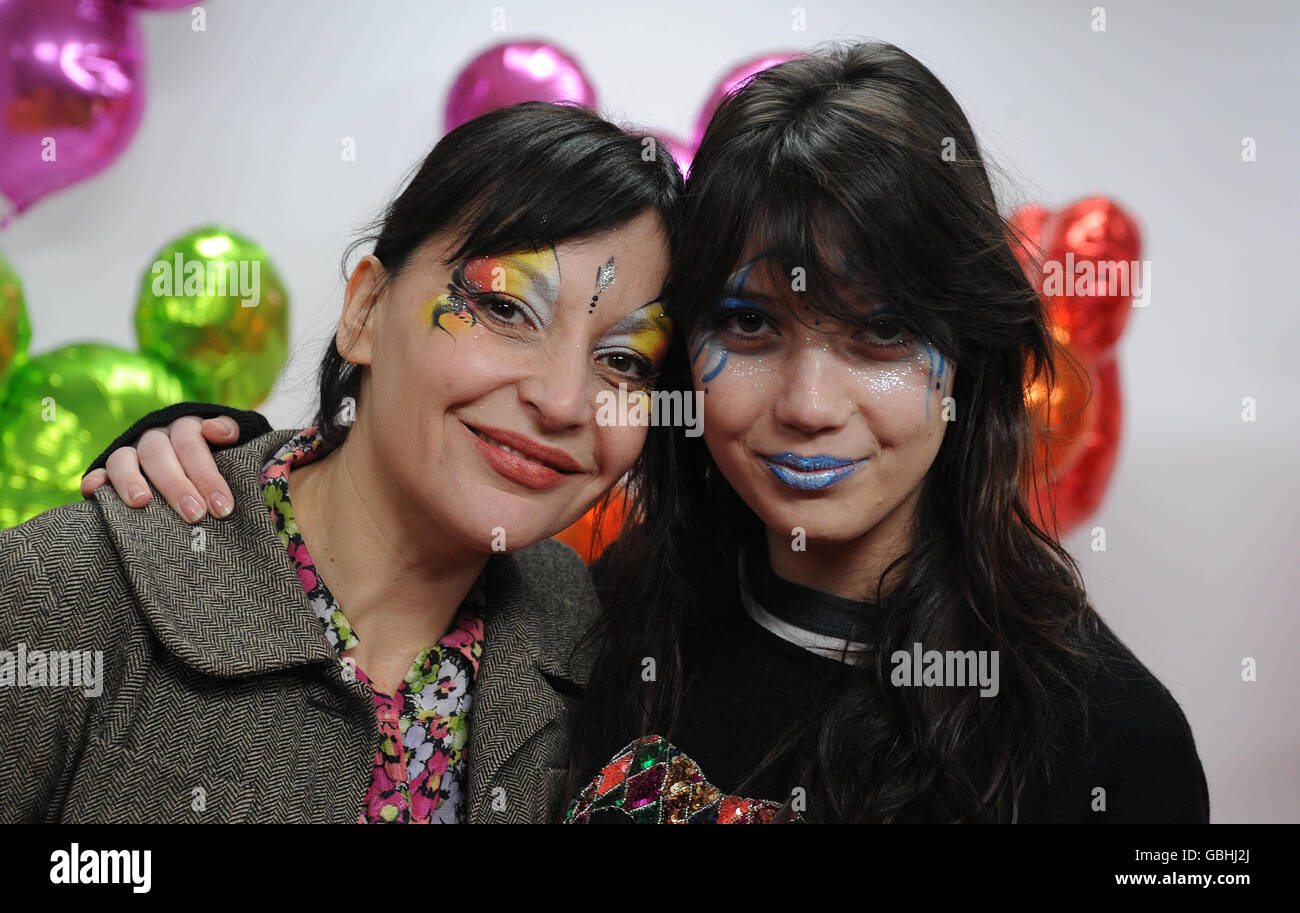 Pearl Lowe (a sinistra) e Daisy Lowe durante la Festa Magica di Mickey a Disneyland Paris, in Francia. Foto Stock