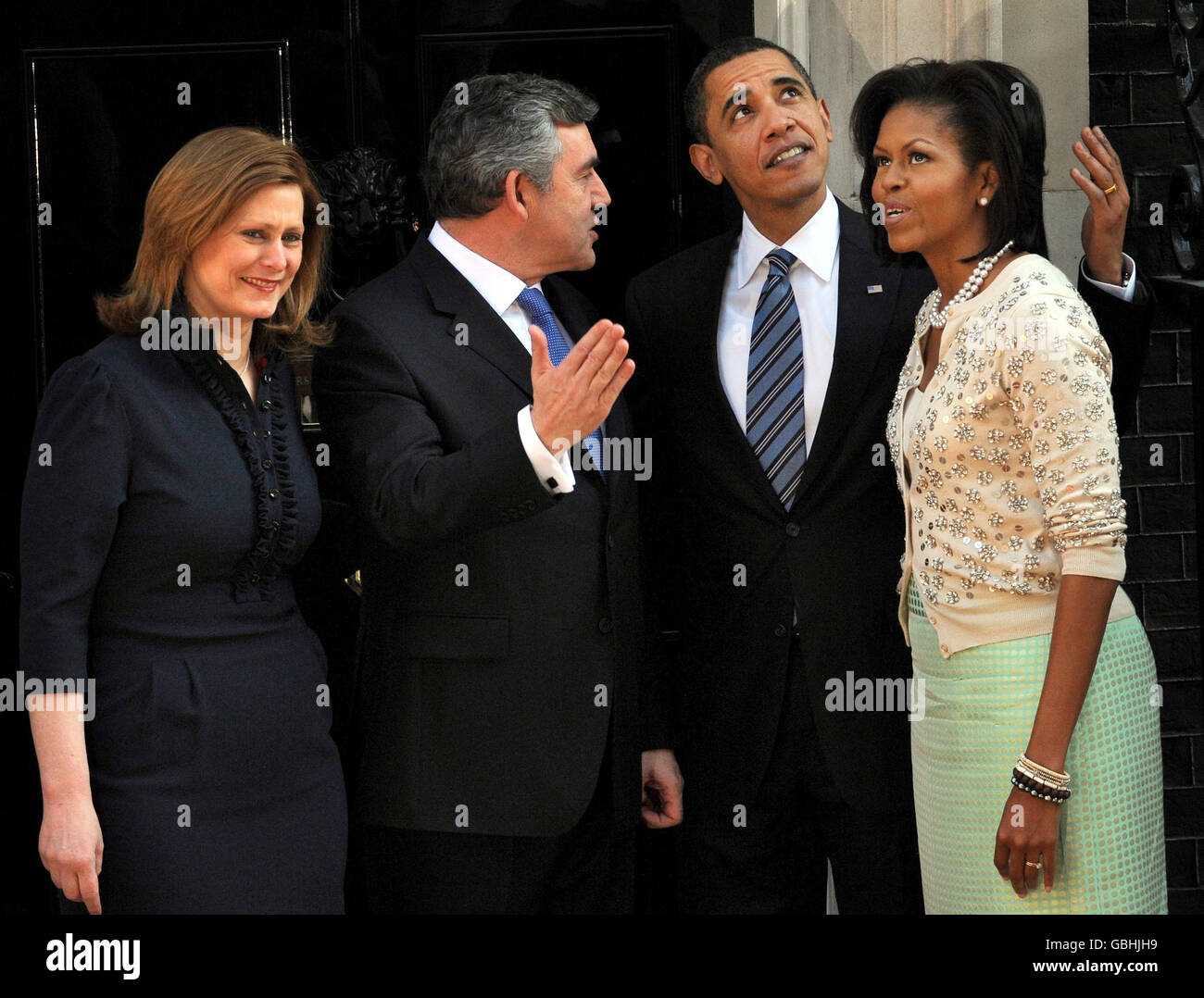 Il presidente DEGLI STATI UNITI Barack Obama (seconda a destra) e la moglie Michelle (destra) al 10 di Downing Street a Londra questa mattina, dove sono stati accolti dal primo ministro Gordon Brown e dalla moglie Sarah, in vista del vertice del G20. Foto Stock