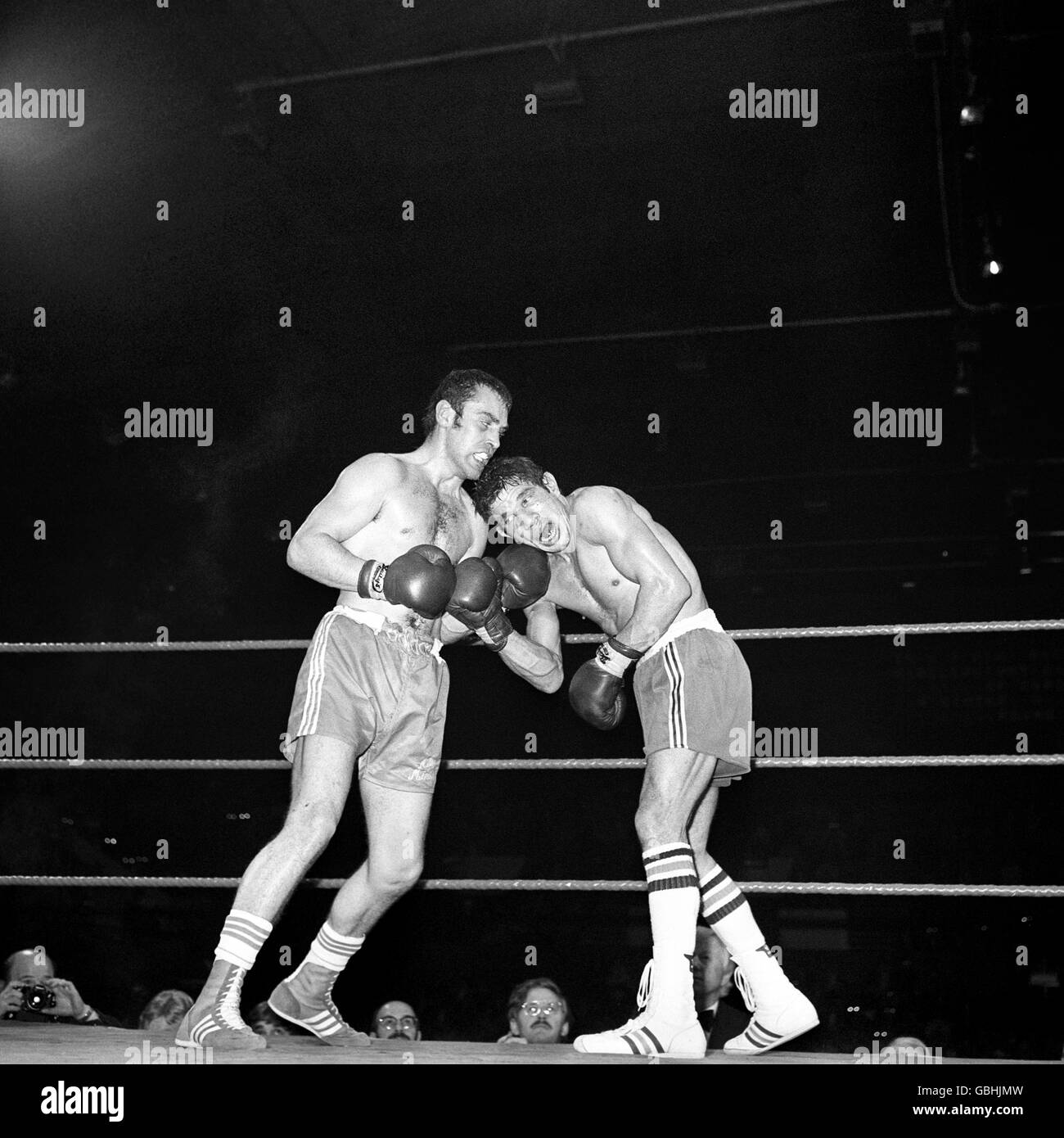 Alan Minter, a sinistra, atterra a sinistra alla testa della Francia Gratien Tonna. Foto Stock