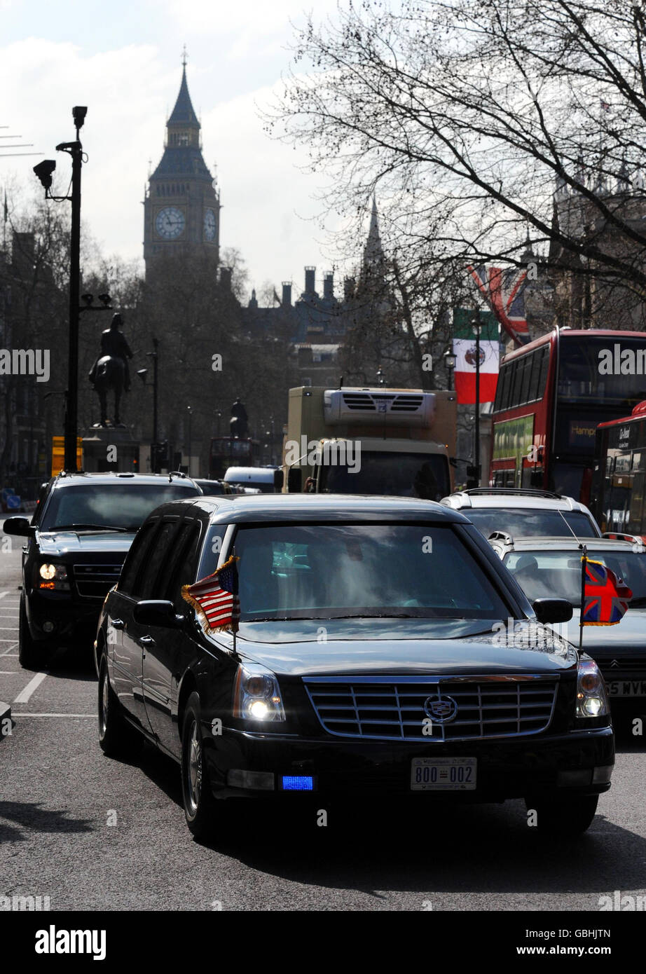 La motocicletta del presidente americano Barack Obama viaggia su Whitehall, Londra, sulla strada per la sua residenza nel Regent's Park per un incontro con il leader del partito conservatore David Cameron. Foto Stock