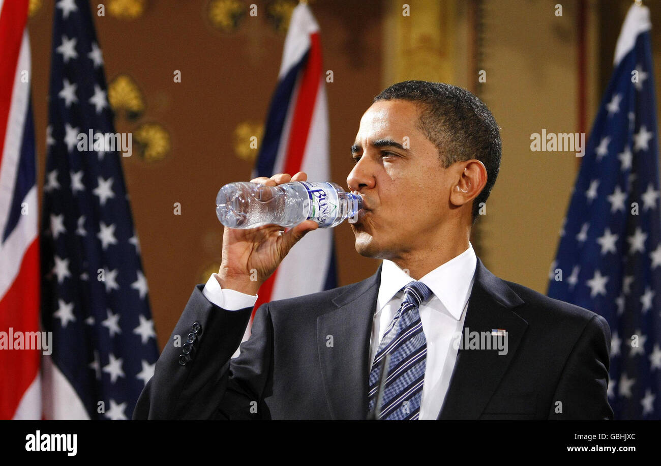 Il presidente AMERICANO Barack Obama beve una bottiglia d'acqua durante una conferenza stampa presso l'ufficio degli esteri e del Commonwealth di Londra. Foto Stock