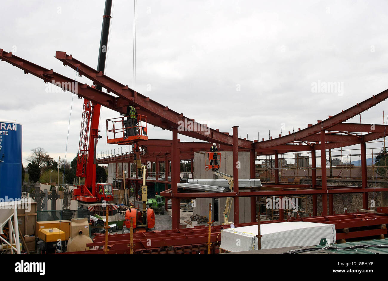 PHOTO Workman installare un tetto curvo lungo 44 m durante la costruzione di un nuovo museo nel sito di Glasnevin Cimitero. Foto Stock