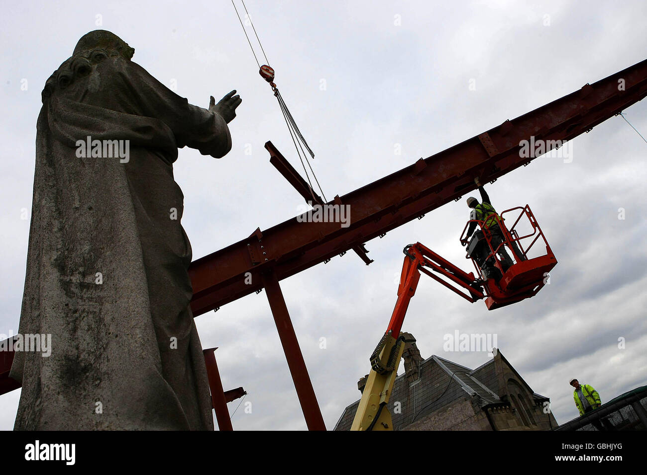 FOTO INDIPENDENTE Workman installare un tetto curvo lungo 44 m durante la costruzione di un nuovo museo nel sito di Glasnevin Cemetry. Foto Stock