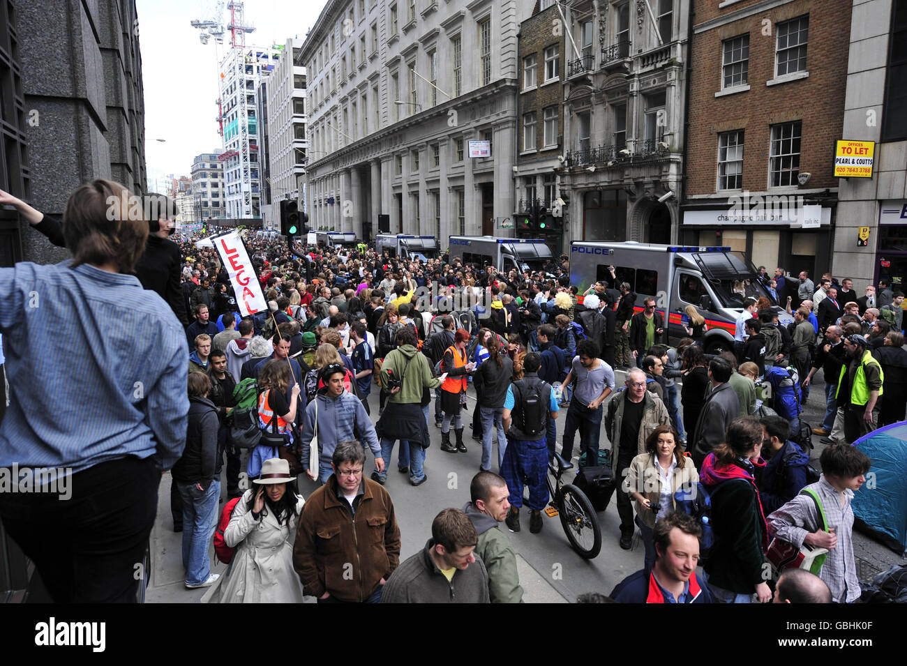 Visione generale dei manifestanti al campo climatico fuori della Borsa del clima, 62 Bishopsgate, Londra, dove i manifestanti si riuniscono come parte delle proteste del G20. Foto Stock