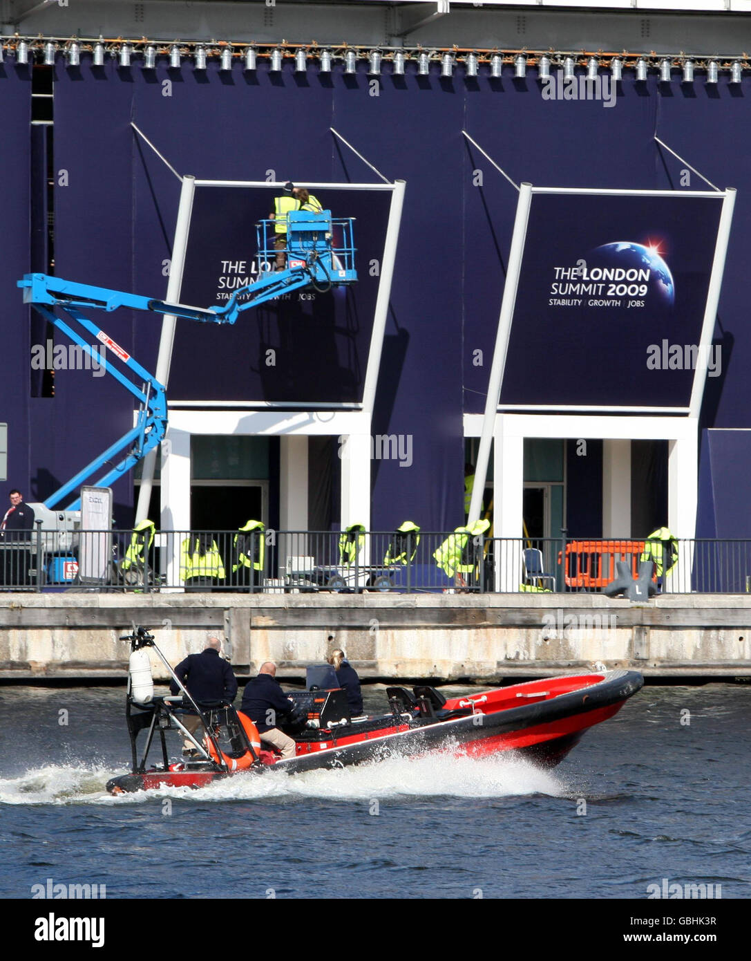 Sicurezza presso il centro Excel di Londra Est in vista del vertice del G20 di domani. Foto Stock