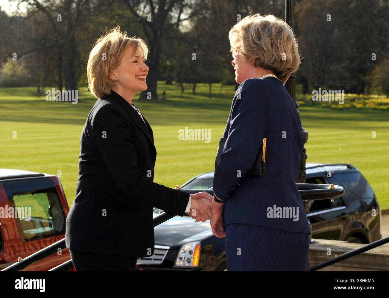 Il Segretario DI Stato AMERICANO Hillary Clinton è accolto dalla signora Jennifer Gordon-Lennox, Lady in attesa, quando arriva a Buckingham Palace, Londra, dove i delegati al vertice del G20 di Londra hanno partecipato a un ricevimento ospitato dalla regina Elisabetta II Foto Stock