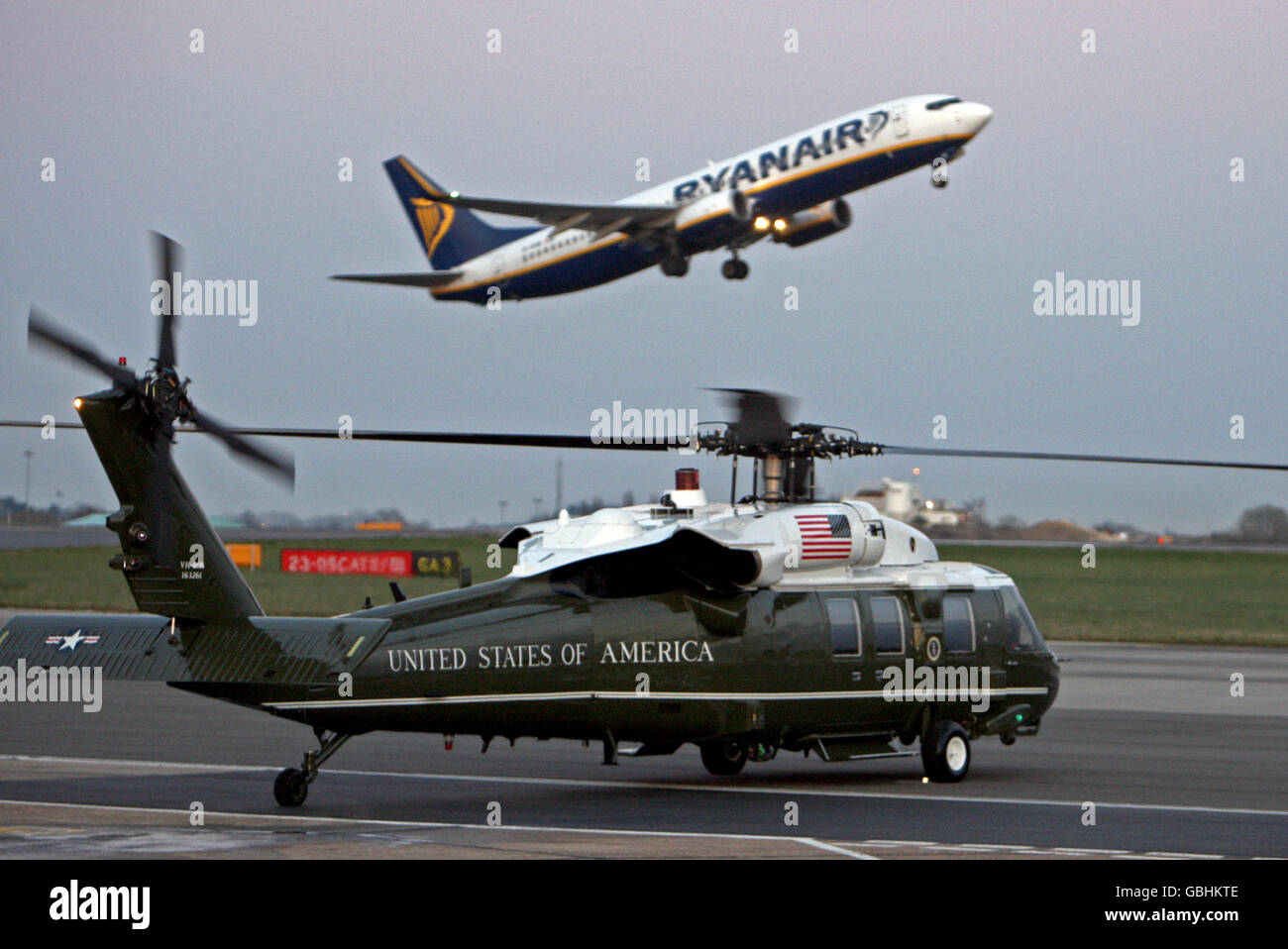 Marine One l'elicottero dei presidenti degli Stati Uniti come Ryanair Jet Decollo dall'aeroporto di Stansted Foto Stock