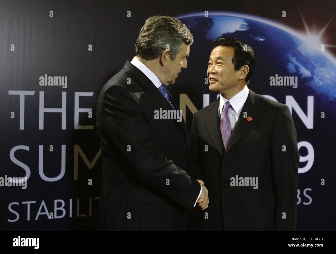 Il primo ministro britannico Gordon Brown saluta il suo omologo giapponese Taro Aso quando arriva per il vertice del G20 al centro Excel, nella parte orientale di Londra. Foto Stock