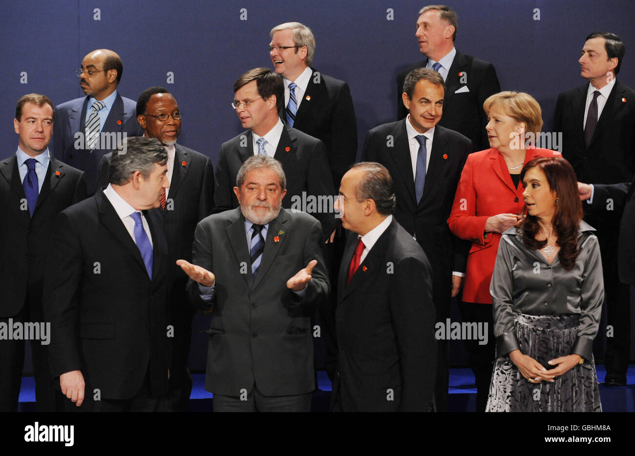 PRODOTTO ALTERNATIVO. (Da sinistra a destra) primo ministro britannico Gordon Brown, presidente del Brasile Luiz Innacio Lula da Silva, E presidente del Messico, Felipe Calderon Hinojosa si unì ad altri leader mondiali mentre posavano per una fotografia di gruppo per la seconda volta dopo che il primo ministro canadese Stephen Harper non è comparso per la prima occasione fotografica. Foto Stock