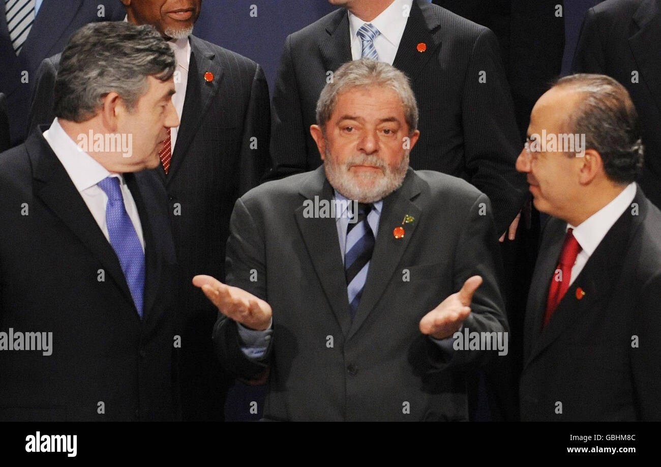 (Da sinistra a destra) primo ministro britannico Gordon Brown, presidente del Brasile Luiz Innacio Lula da Silva, E presidente del Messico, Felipe Calderon Hinojosa si unì ad altri leader mondiali mentre posavano per una fotografia di gruppo per la seconda volta dopo che il primo ministro canadese Stephen Harper non è comparso per la prima occasione fotografica. Foto Stock