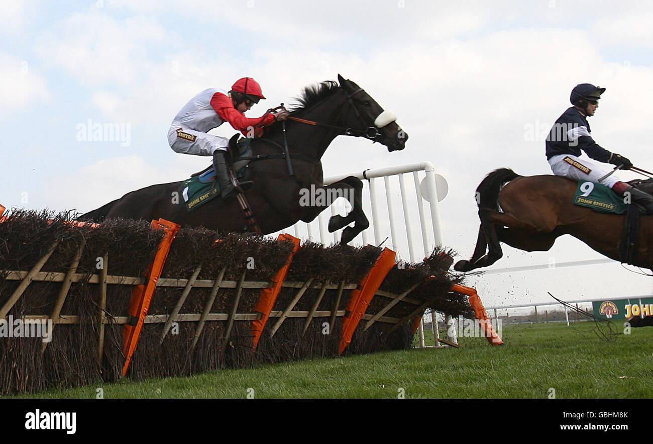 Corse di cavalli - il Grand National Meeting di John Smith del 2009 - giorno uno - Ippodromo di Aintree. Big Buck's (a sinistra) guidato da Ruby Walsh andando a vincere la recinzione di John Smith Liverpool Foto Stock