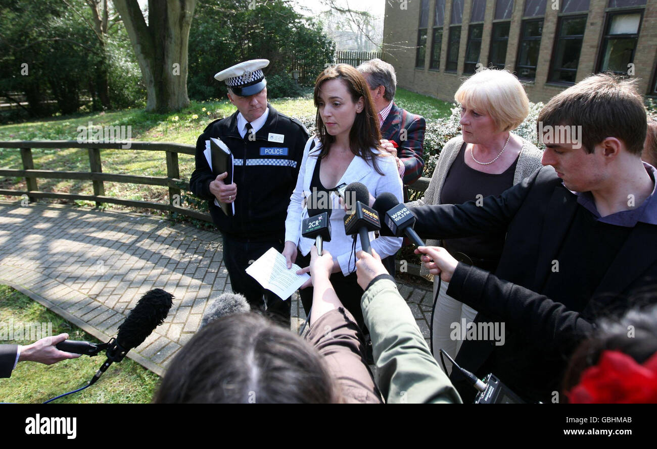 La figlia di Jeffrey Bennett, Lucy Bennett (a sinistra) e la sua partner Julia Mason, parlano con i media fuori New Forest Magistrates Court a Lyndhurst, in Hampshire, dopo che Alfred Ross, 93 anni, è stato condannato a morte per una guida incauta. Foto Stock