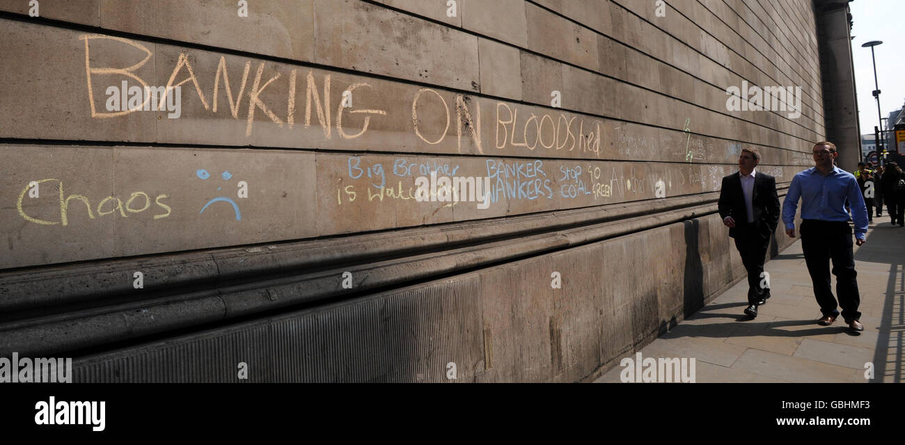 Graffiti dalla parte della Banca d'Inghilterra dalle proteste di ieri, in risposta al vertice del G20 di Londra. Foto Stock