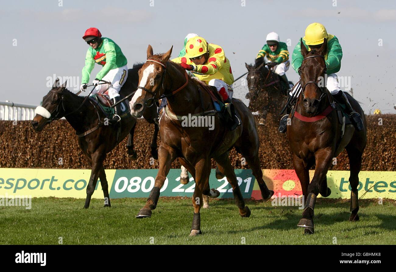 Corse di cavalli - il Grand National Meeting di John Smith del 2009 - giorno uno - Ippodromo di Aintree. OH Crick (centro), guidato da Robert Thornton sulla strada per vincere la caccia Red Rum handicap di John Smith Foto Stock