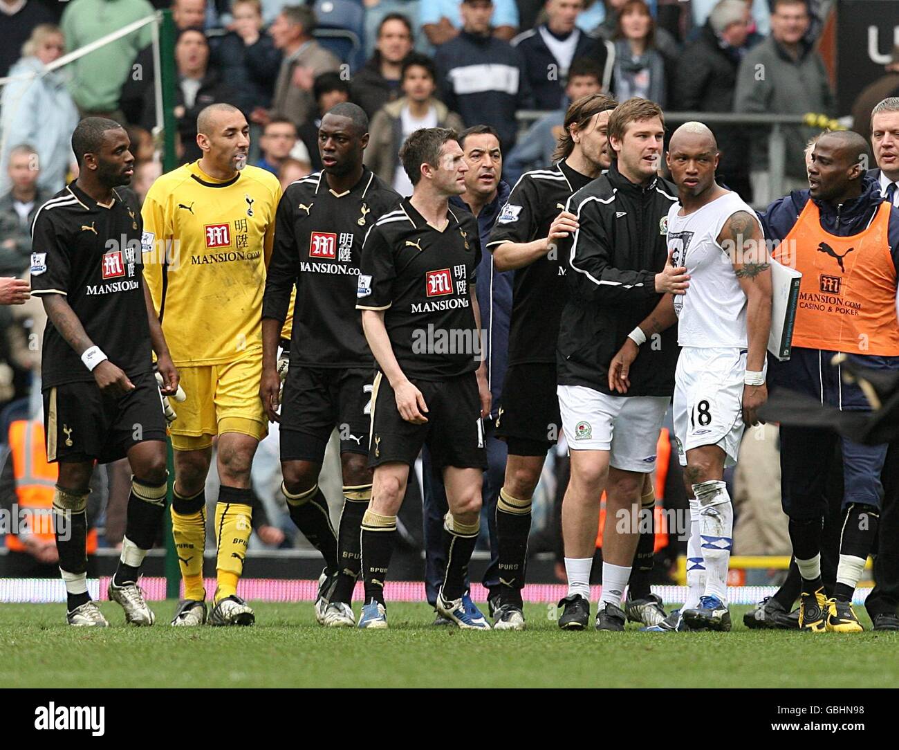 Blackburn Rovers' El-Hadji Diouf (seconda a destra) È calmato dai suoi compagni di squadra come il Tottenham I giocatori di Hotspur lo circondano Foto Stock