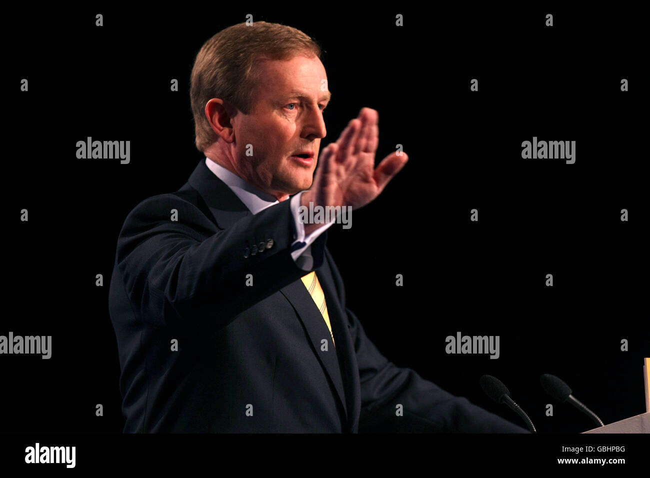 Enda Kenny, leader di fine Gael, si presenta al Citywest Hotel di Dublino per il suo discorso presidenziale. Foto Stock