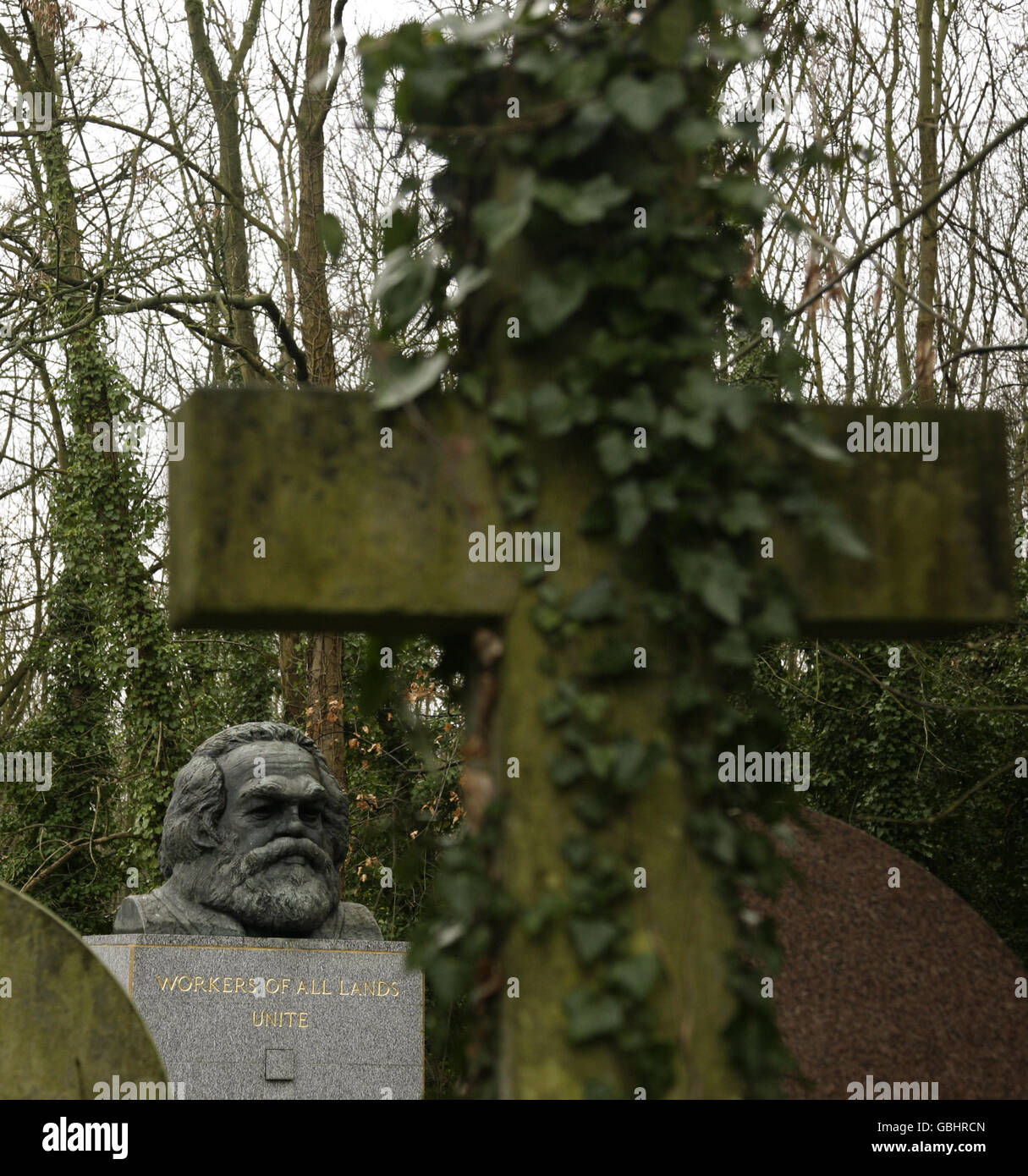 Una vista della tomba del filosofo marxista Karl Marx (1818-1883) nel cimitero di Highgate East a Highgate, a nord di Londra. Foto Stock