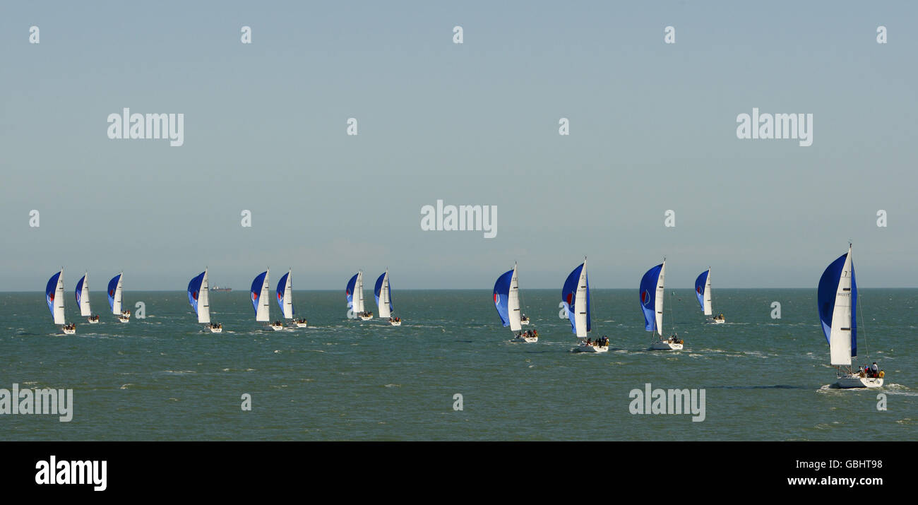 Una flottiglia di yacht Sunsail corre attraverso il Solent. Foto Stock