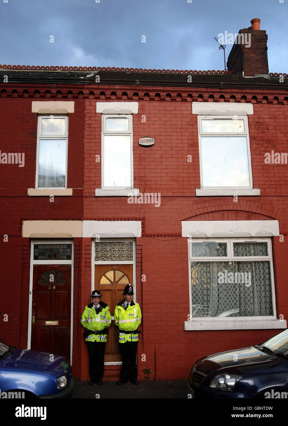 Polizia sul luogo di un discorso a Galsworthy Ave, Cheetham Hill, Manchester, dopo una serie di RAID terroristici nel Nord Ovest. Foto Stock