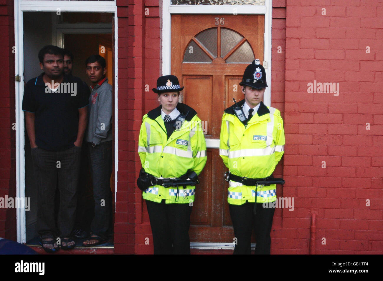 Polizia sul luogo di un discorso a Galsworthy Ave, Cheetham Hill, Manchester, dopo una serie di RAID terroristici nel Nord Ovest. Foto Stock