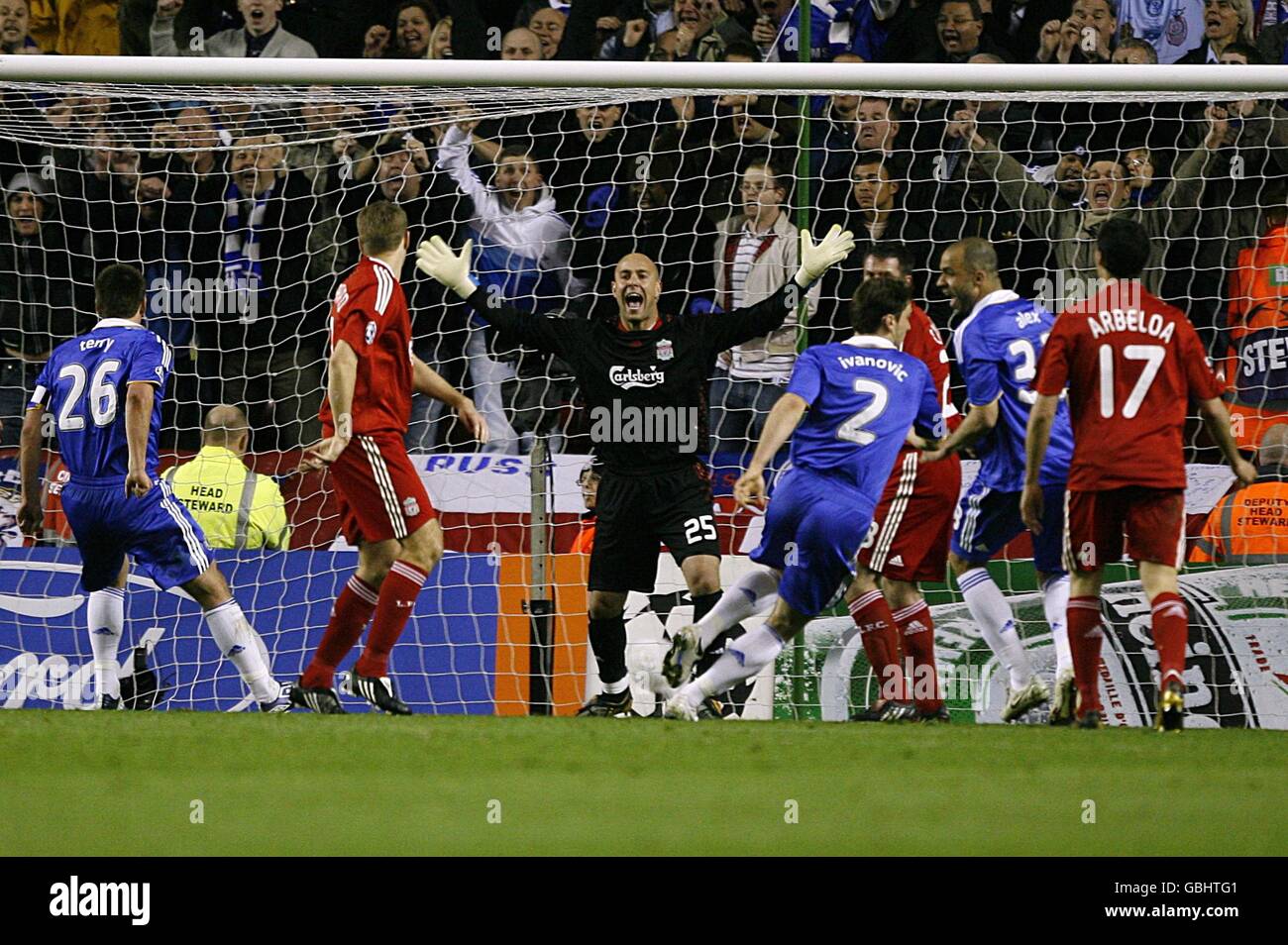 Branislav Ivanovic di Chelsea (centro, numero 2) si allontana in festa dopo aver segnato il loro secondo obiettivo del gioco, come il portiere di Liverpool Jose Reina (centro, dietro) reagisce Foto Stock