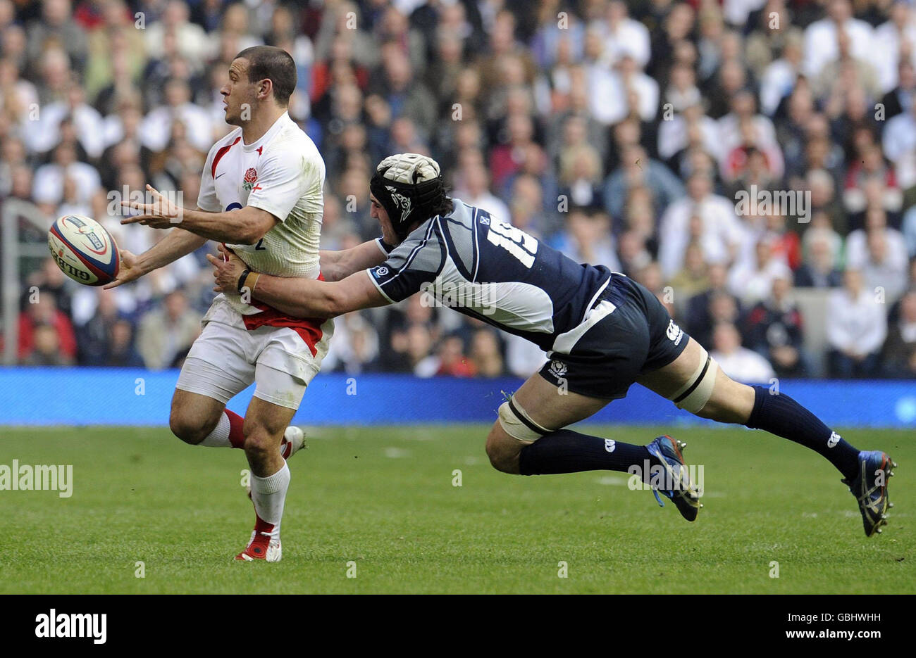 Rugby Union - RBS Six Nations Championship 2009 - Inghilterra / Scozia - Twickenham. La Danny Care dell'Inghilterra è affrontata dal Kelly Brown della Scozia durante la partita RBS Six Nations a Twickenham, Londra. Foto Stock