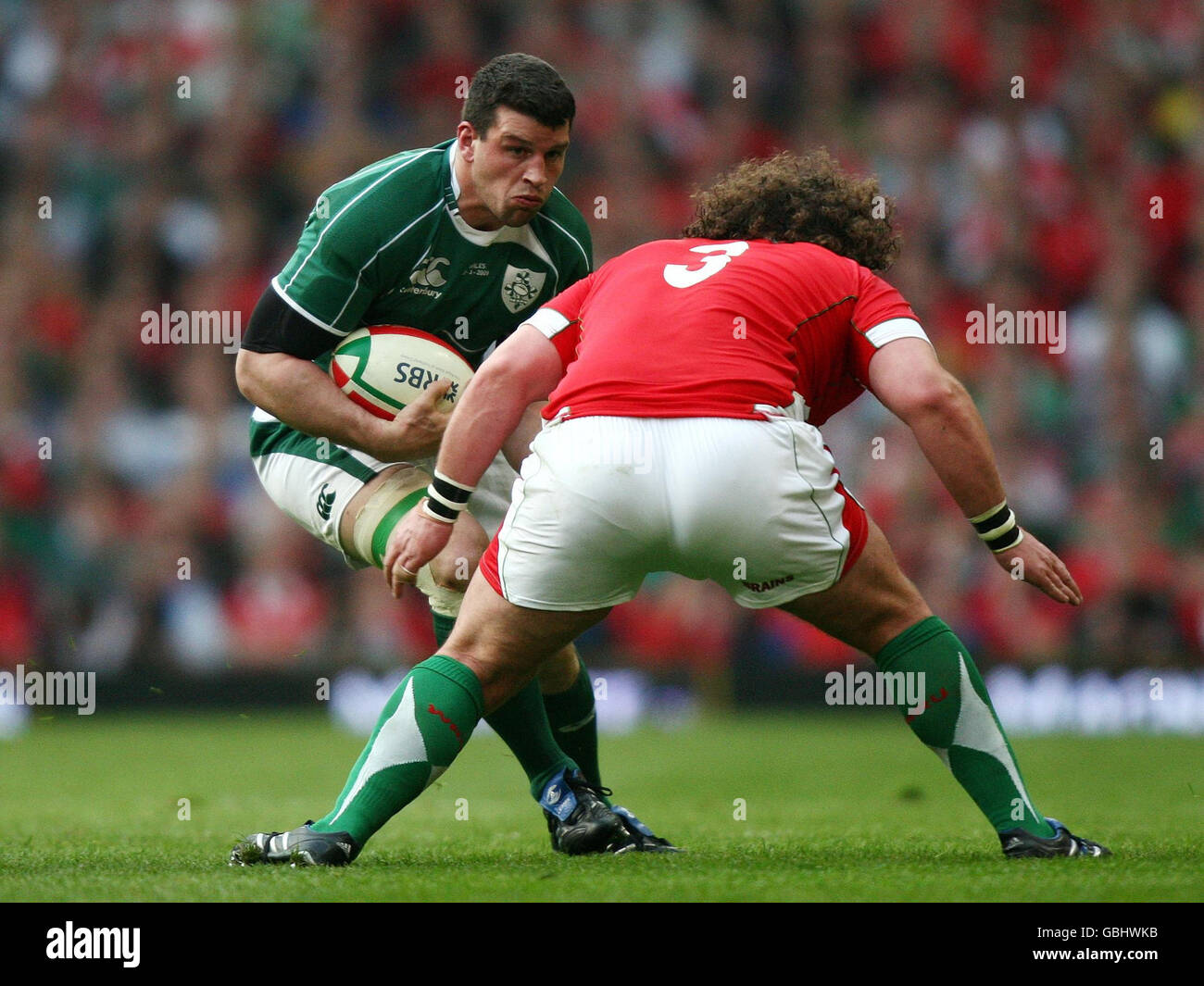 Denis Leamy, irlandese, affronta Adam Jones del Galles durante la partita RBS Six Nations al Millennium Stadium di Cardiff, Galles. Foto Stock