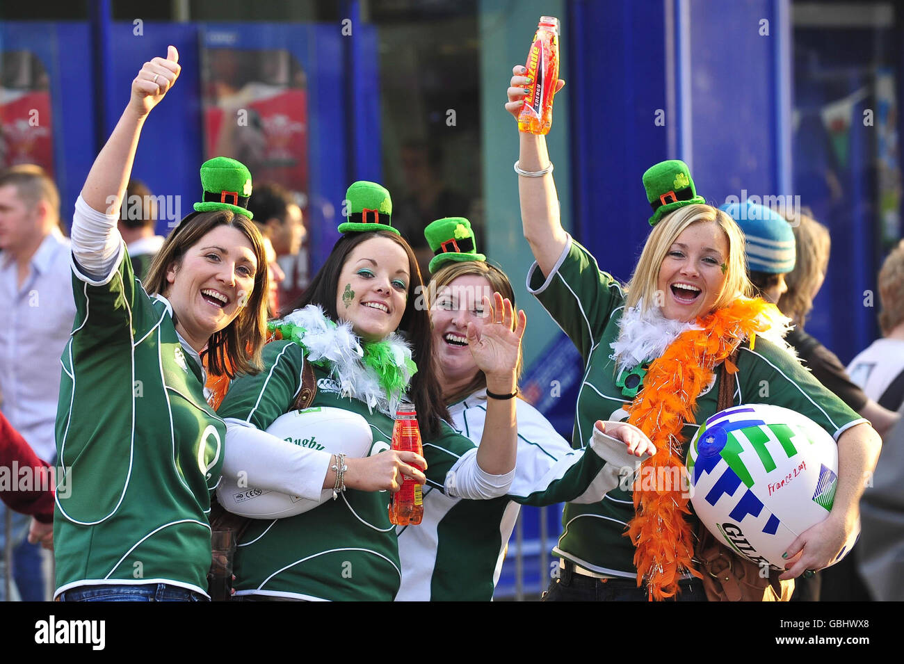 Gli appassionati di rugby irlandesi non potranno che assistere alla partita finale delle 6 Nazioni RBS tra Galles e Irlanda nel centro di Cardiff. Foto Stock