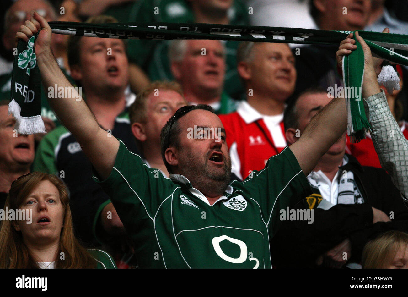 I sostenitori irlandesi celebrano il loro primo grande slam in 61 anni dopo aver sconfitto il Galles durante la partita RBS Six Nations al Millennium Stadium di Cardiff, Galles. Foto Stock
