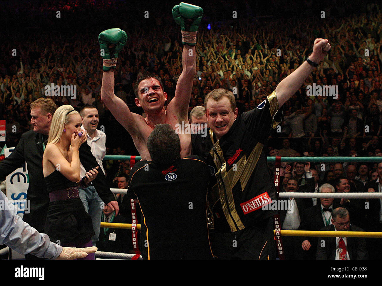 Bernard Dunne celebra la sua vittoria durante il WBA Super-Bantamweight Title Bout alla O2 Arena di Dublino, Irlanda. Foto Stock
