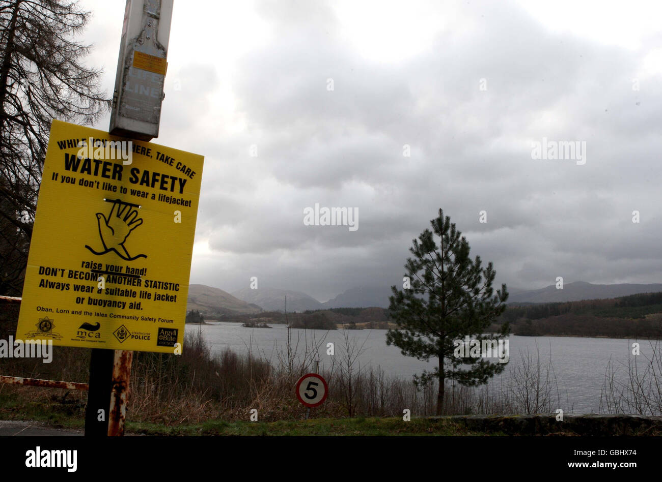 Un cartello sulla riva di Loch awe vicino a dove i quattro uomini che sono morti in un incidente di pesca erano in campeggio. Una ricerca ha ripreso oggi per i due pescatori rimasti mancanti dopo che la loro barca è affondata sul lago come hanno fatto la loro strada di ritorno da un pub. Foto Stock