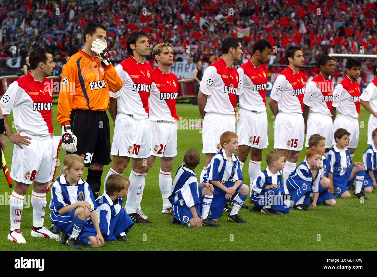 Calcio - UEFA Champions League - finale - Monaco v FC Porto. L-R: I giocatori di Monaco si allineano prima della partita Foto Stock