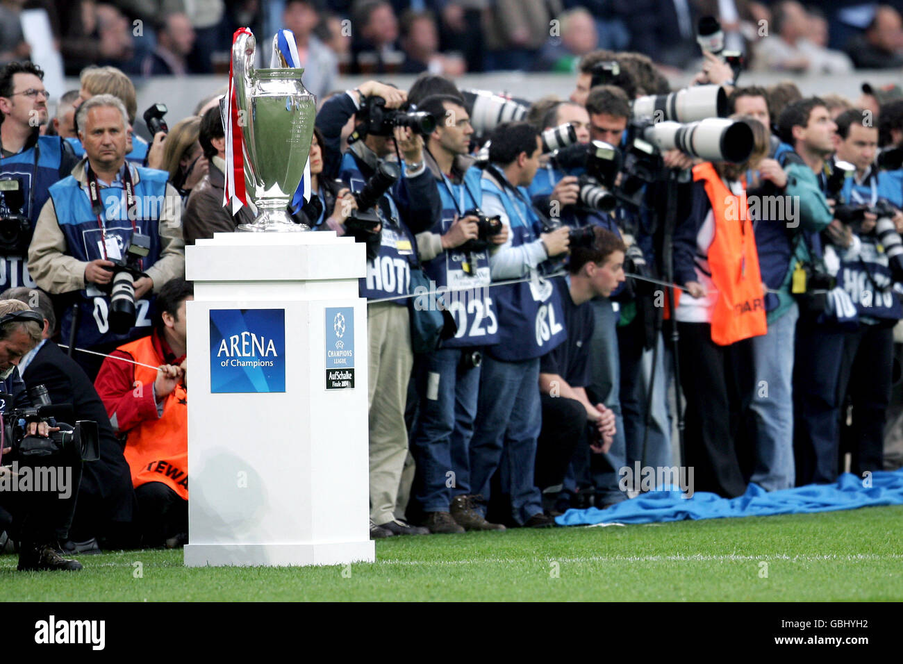 Calcio - UEFA Champions League - finale - Monaco / FC Porto. I media mondiali si riuniscono attorno alla Coppa europea Foto Stock