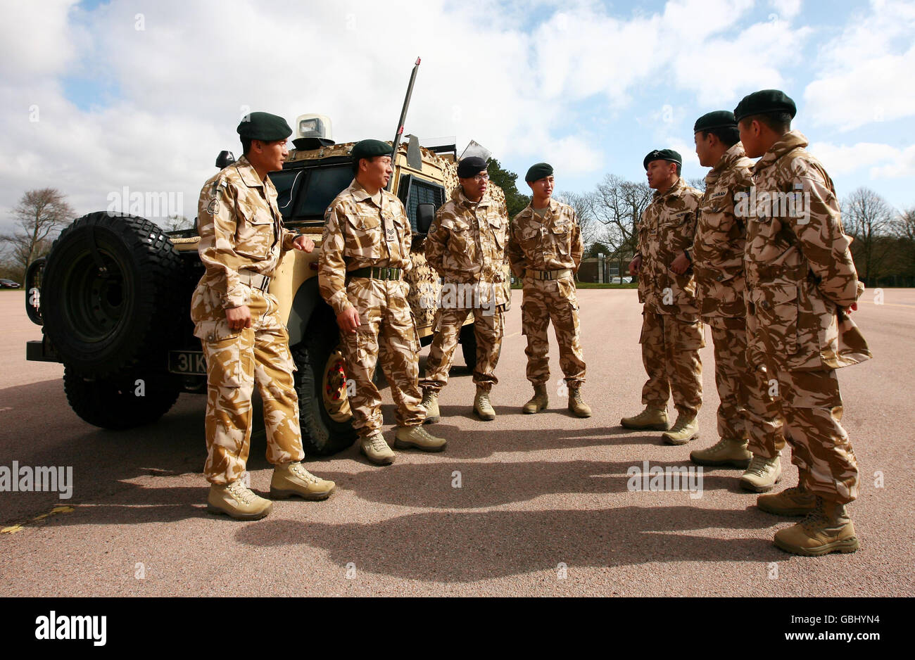 I membri della compagnia Foxtrot del 2° Battaglione i Royal Gurkha Frifles (2 RGR), presso le loro caserme di Folkestone, Kent, mentre si preparano per il dispiegamento in Afghanistan, come parte della Brigata leggera 19. Foto Stock