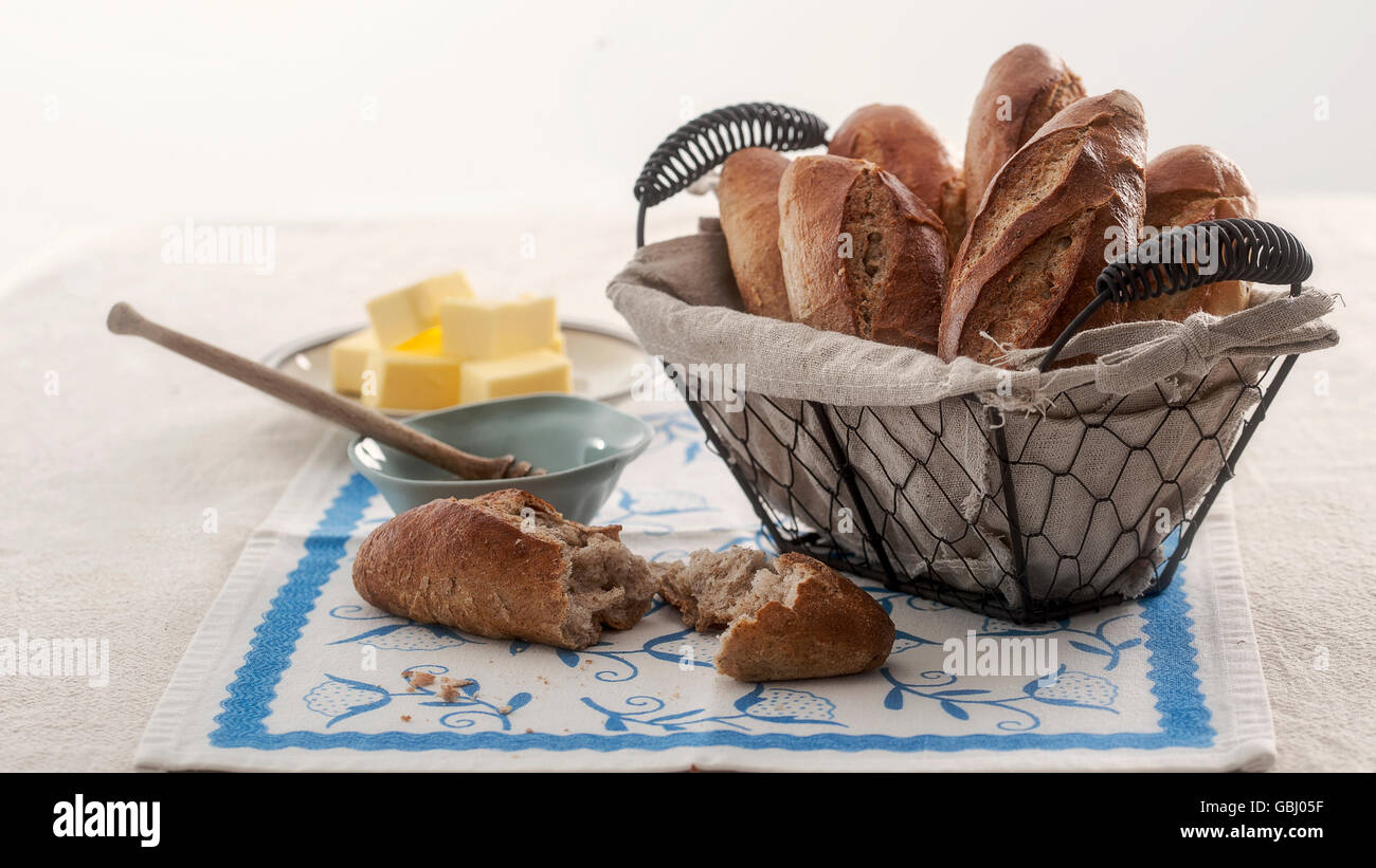 Mini-baguette rustica con miele e burro Foto Stock