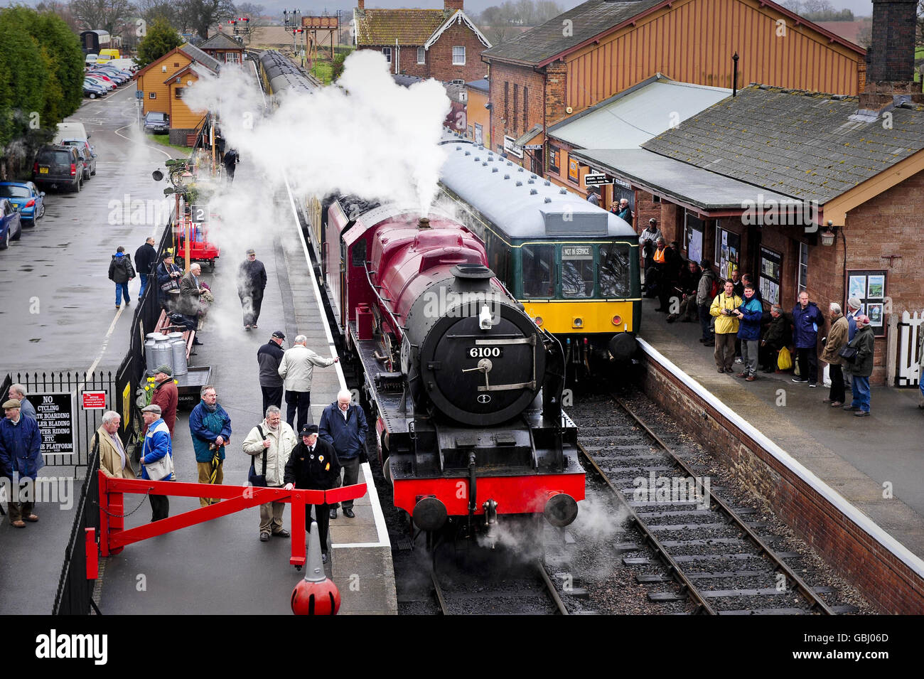 Gli appassionati della ferrovia si riuniscono per scattare foto e ammirare il motore a vapore Royal Scot LMS 6100, recentemente restaurato, alla stazione Bishop di Lydeard il primo giorno di quattro giorni, partecipando al galà a vapore primaverile della West Somerset Railway. Foto Stock