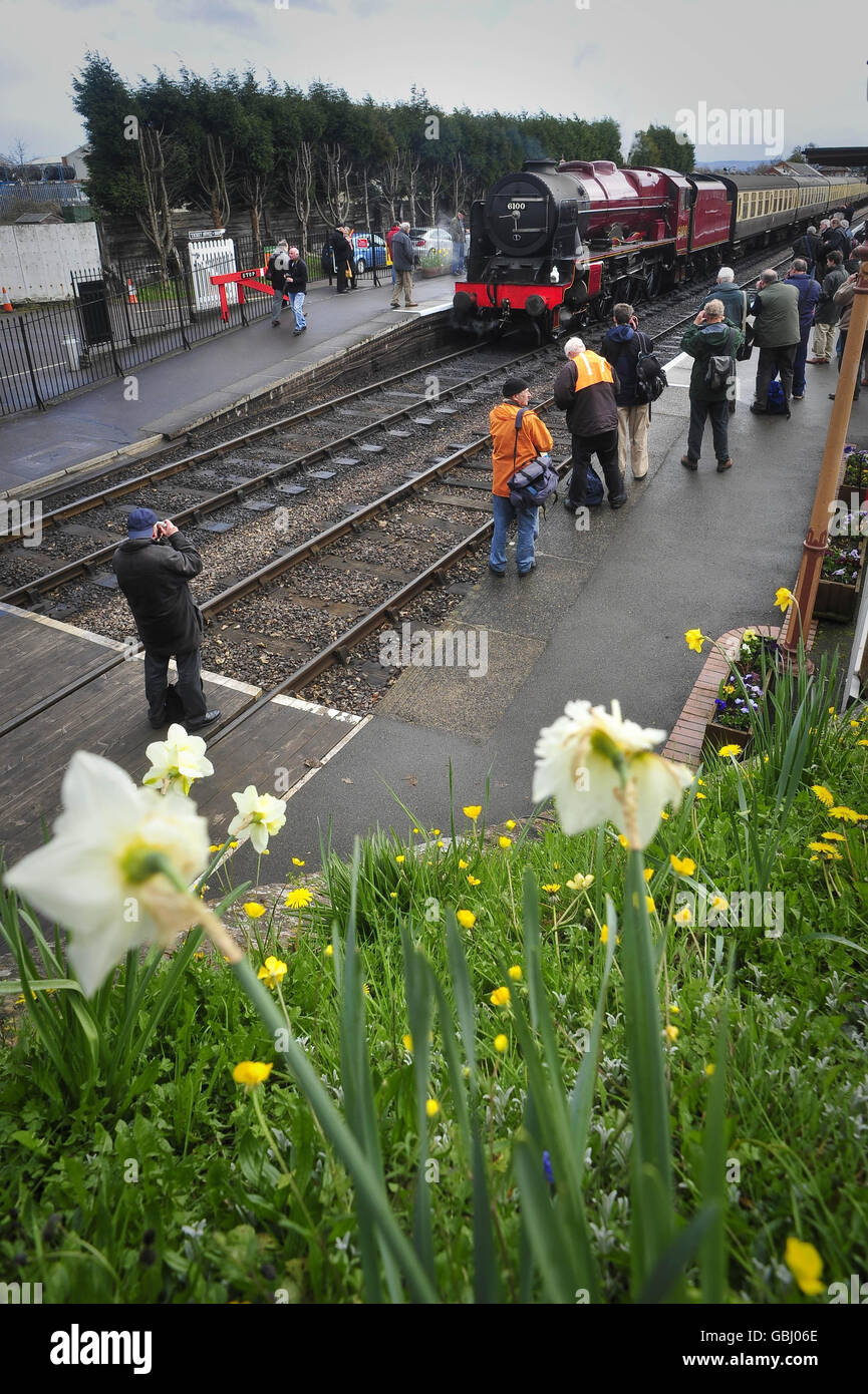 Gli appassionati della ferrovia si riuniscono per scattare foto e ammirare il motore a vapore Royal Scot LMS 6100, recentemente restaurato, alla stazione Bishop di Lydeard il primo giorno di quattro giorni, partecipando al galà a vapore primaverile della West Somerset Railway. Foto Stock