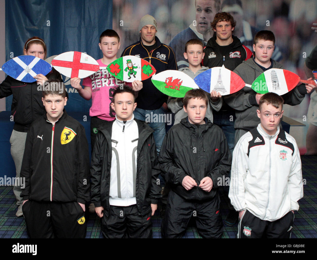 Scotland Internationals Ross Ford (dietro a destra) e Simon Webster posano con St Margaret Mary's durante il XL Program Day a Murrayfield, Edimburgo. Foto Stock