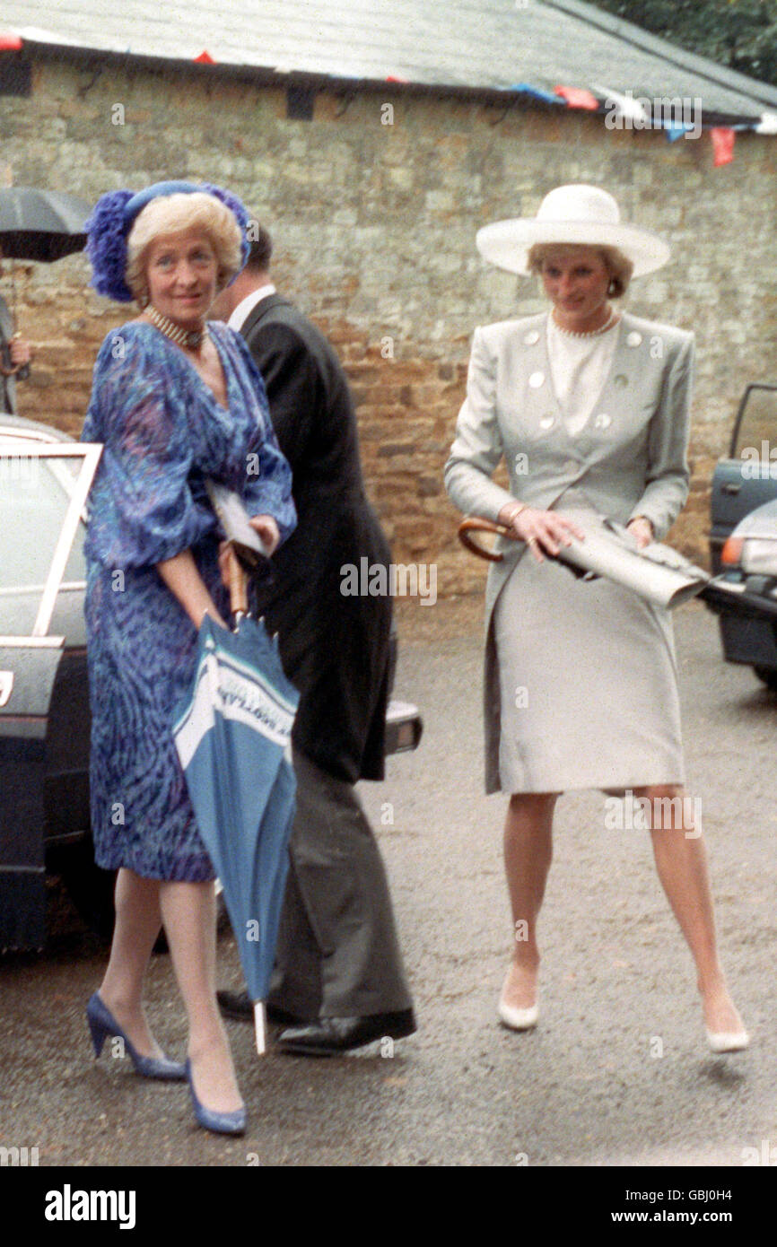 Frances Shand Kydd [a sinistra] e sua figlia Principessa Diana arrivano a Santa Maria la Vergine a Great Brington, Northamptonshire per il matrimonio del Fratello Visconte Althorp della Principessa Foto Stock