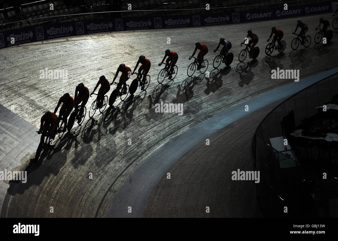 I piloti si allenano in vista della competizione odierna durante i Campionati mondiali di ciclismo su pista UCI 2009 al Velodrome BGZ Arena di Pruszkow, Polonia. Foto Stock