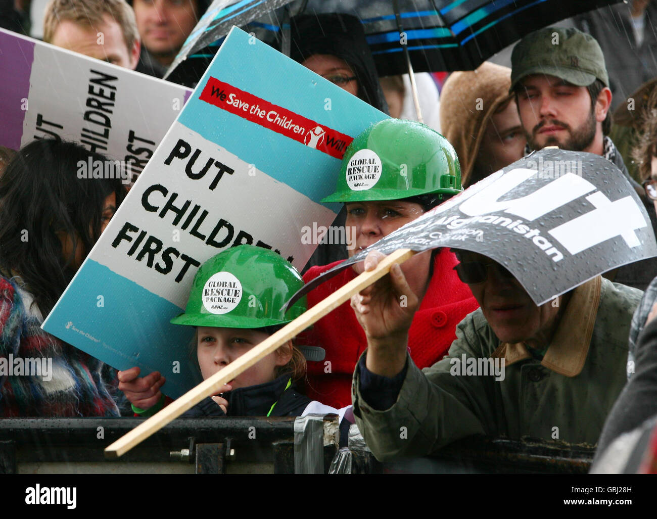 Manifestanti del G20 a Hyde Park, Londra, dopo aver marciato per la città prima del vertice del G20 della prossima settimana. Foto Stock
