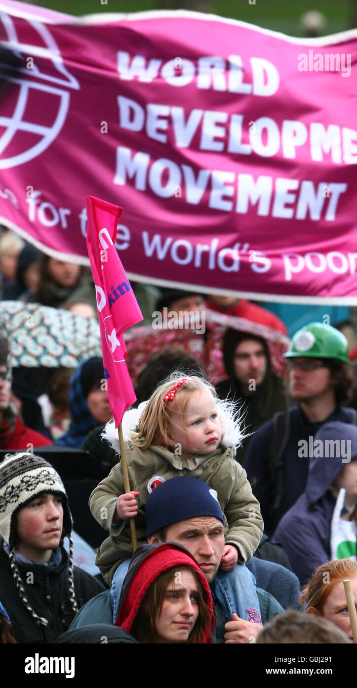 Manifestanti del G20 a Hyde Park, Londra, dopo aver marciato per la città prima del vertice del G20 della prossima settimana. Foto Stock