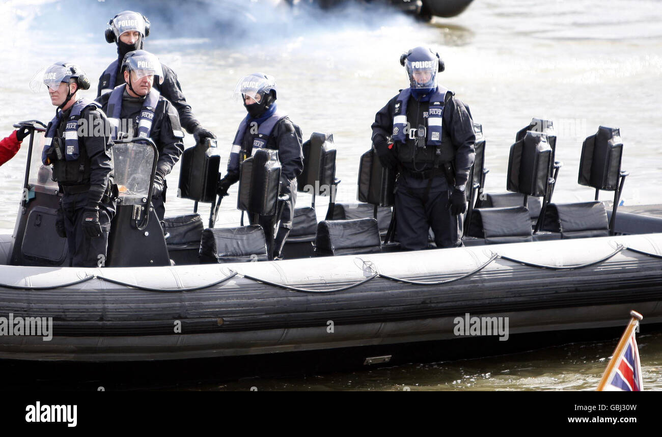 Canottaggio - la corsa della barca 2009 - il Tamigi. La polizia che ha fatto parte del controllo di sicurezza della corsa sopra dopo il completamento della corsa della barca 2009 sul Tamigi, Londra. Foto Stock