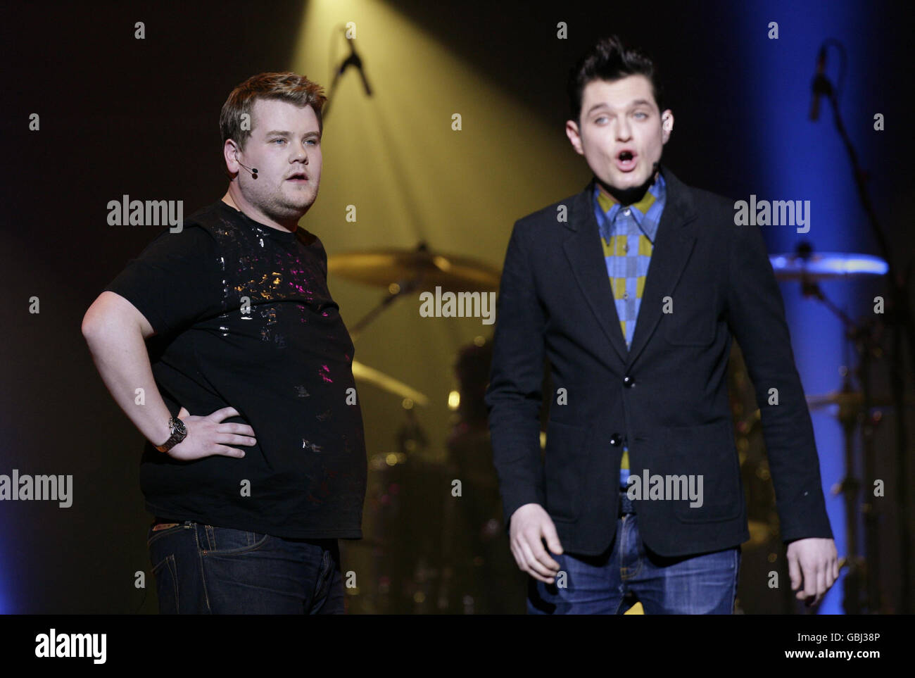 James Corden (a sinistra) e Mathew Horne durante il Teenage Caner Trust - una serata di Commedia al Royal Albert Hall, Londra. Foto Stock