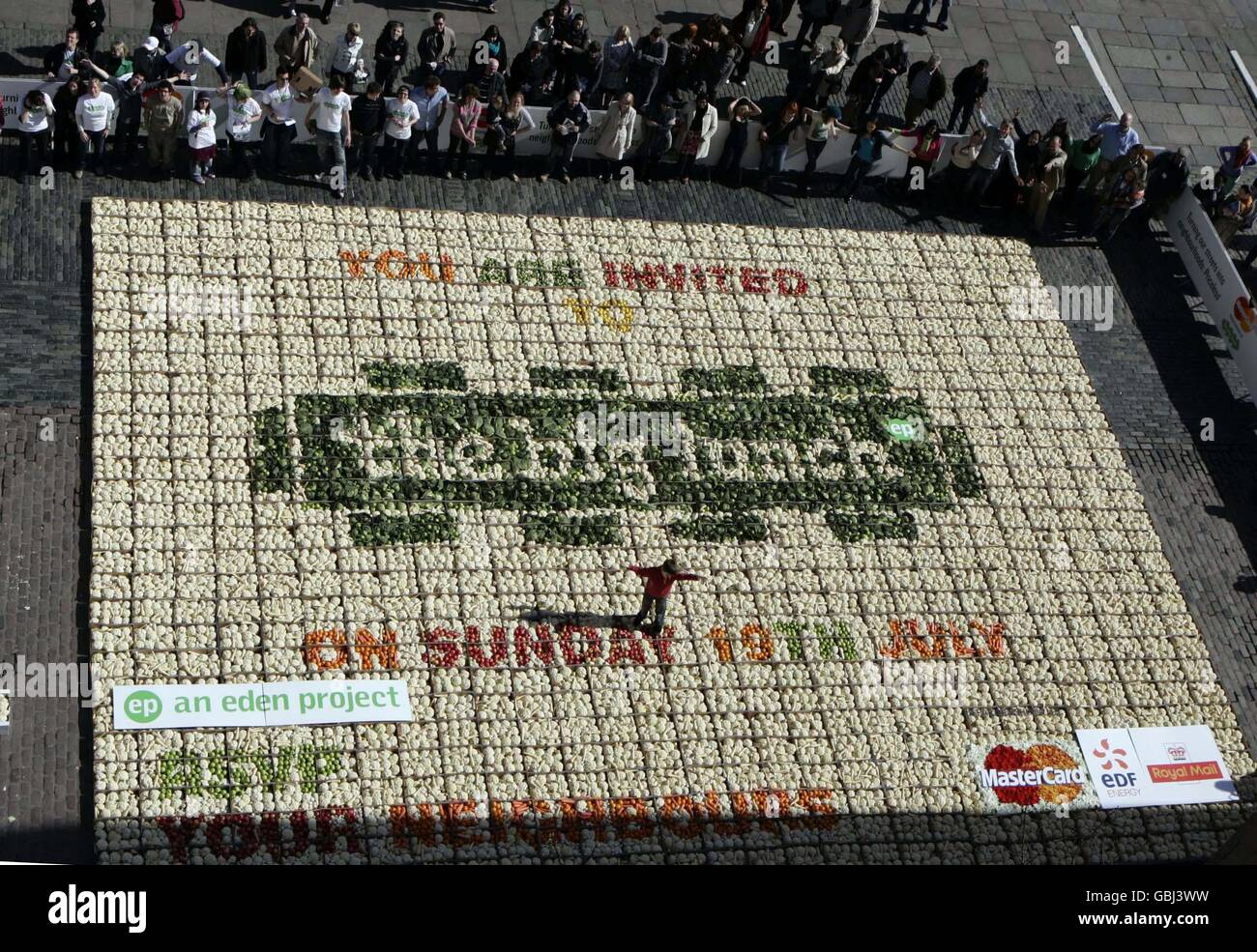 I volontari contribuiscono a fare un invito di 2,000 metri quadrati utilizzando quarantatremila frutta, fiori e verdure di stagione, a Covent Garden, Londra, per annunciare il lancio del Big Lunch, un'iniziativa del progetto Eden, in collaborazione con MasterCard, EDF Energy e il Royal Mail Group, Persuadere tutti nel Regno Unito a riunirsi per pranzare nelle loro strade per un giorno a luglio. Foto Stock