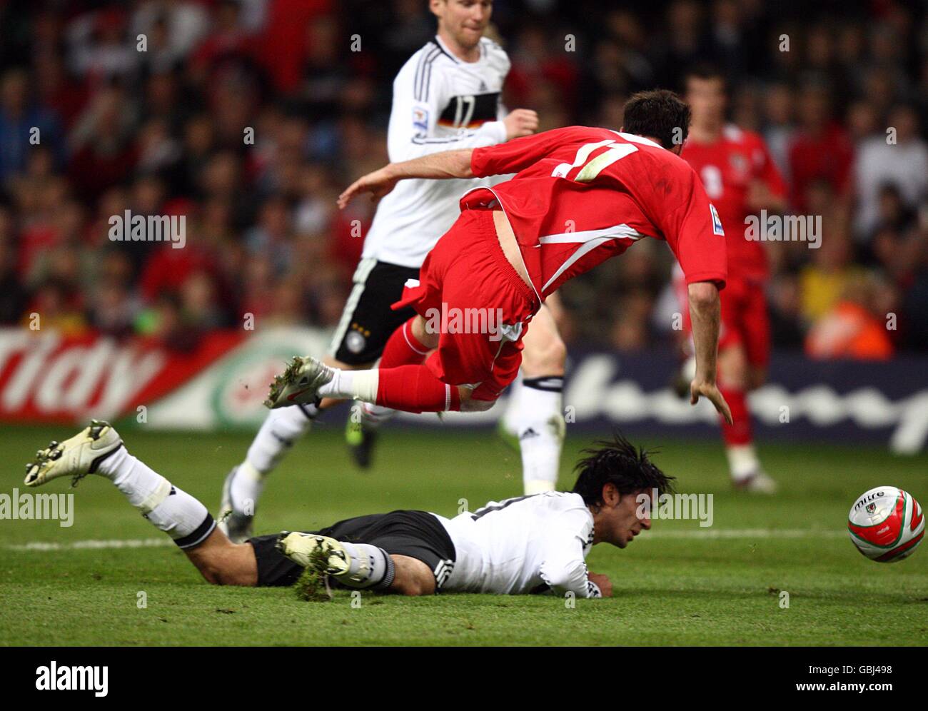 Calcio - Coppa del mondo FIFA 2010 - turno di qualificazione - Gruppo quattro - Galles / Germania - Millennium Stadium. Joe Ledley del Galles cade sul tedesco Serdar Tasci. Foto Stock