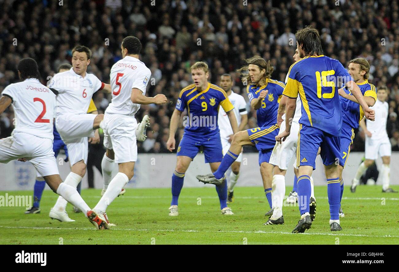 Calcio - Coppa del mondo FIFA 2010 - turno di qualificazione - Gruppo sei - Inghilterra / Ucraina - Stadio di Wembley. Andriy Shevchenko in Ucraina segna il secondo obiettivo del gioco. Foto Stock